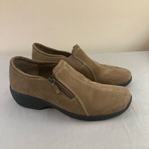 Clarks women’s brown nuback side zip